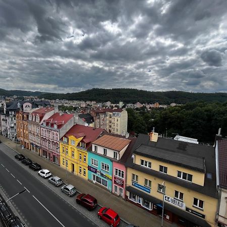 Large 3 Bedroom Apartment With City Skyline View Karlsbad Buitenkant foto