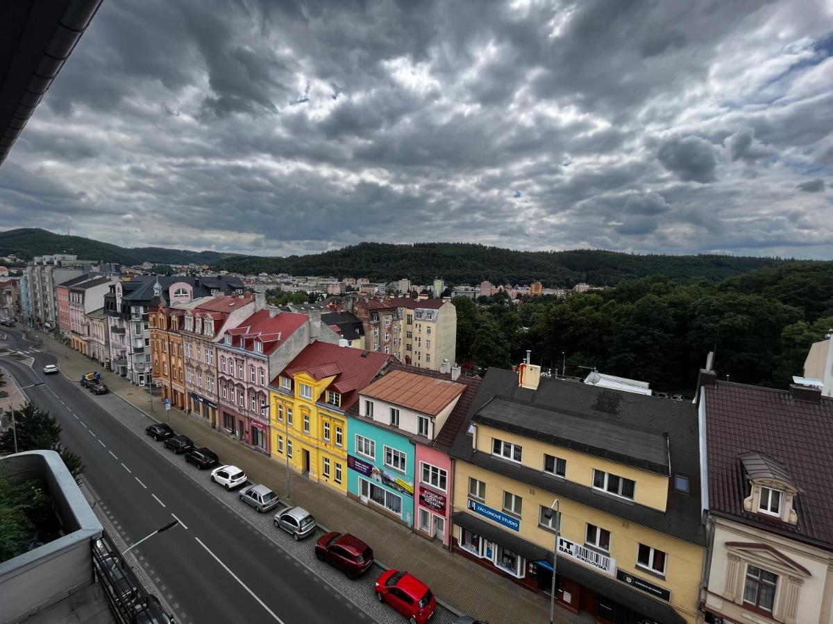 Large 3 Bedroom Apartment With City Skyline View Karlsbad Buitenkant foto